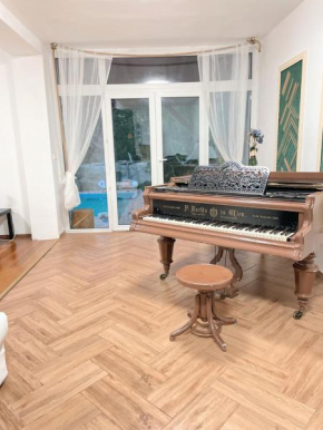 4 room flat with garden and pool